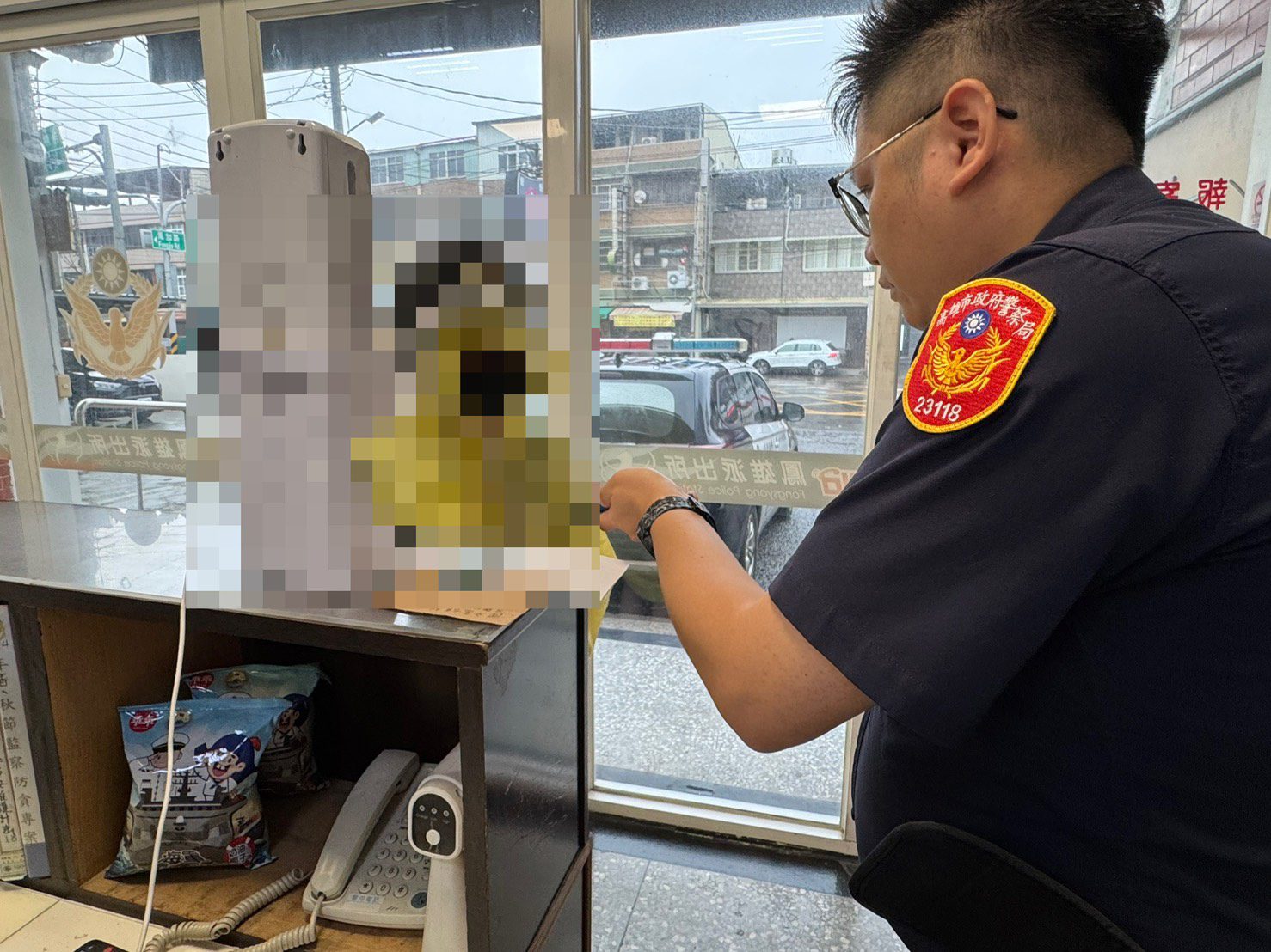 外籍學生考試迷途 岡山警開啟暖心護考模式 外籍學生考試迷途 岡山警開啟暖心護考模式