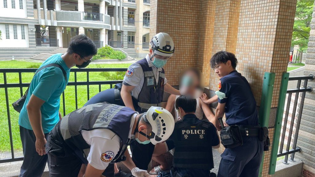 竊盜犯偷單車失風拒檢逃竄闖國小 竟持美工刀自傷頸部"警"張