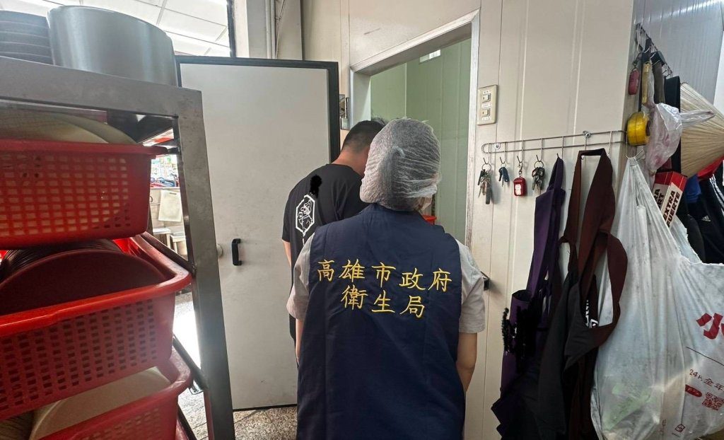 連鎖小吃店有"米奇"啃食生鴨肉 ! 違反食安法 衛生局要罰了