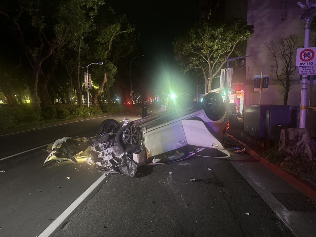 砰!北市男載女「剛睡醒仍恍神」自撞變電箱 一度釀停電 砰!北市男載女「剛睡醒仍恍神」自撞變電箱 一度釀停電