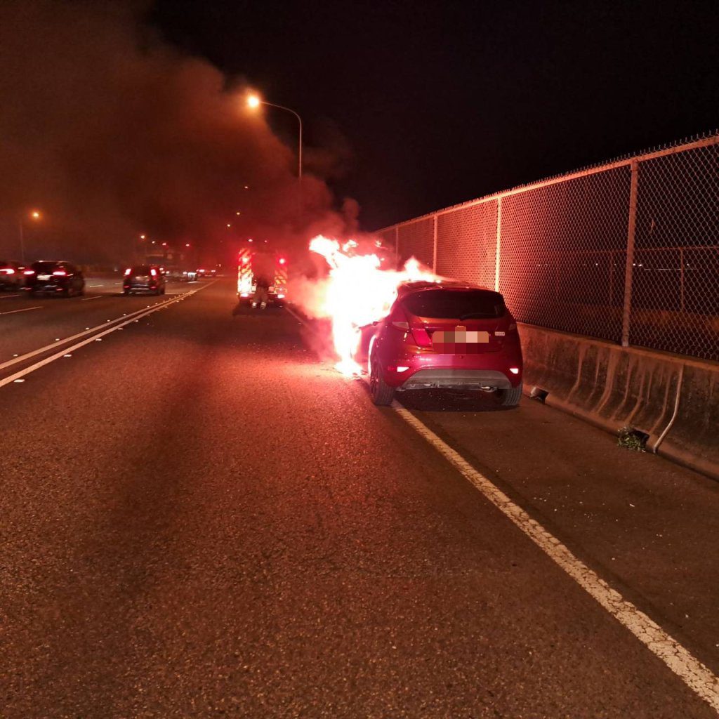 國1新營段驚傳火燒車！火勢凶猛　消防急射水
