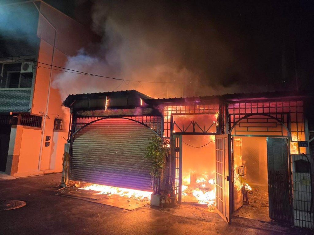 快訊／嘉義民宅「全面燃燒」！火舌竄出　3人獲救傷勢評估中