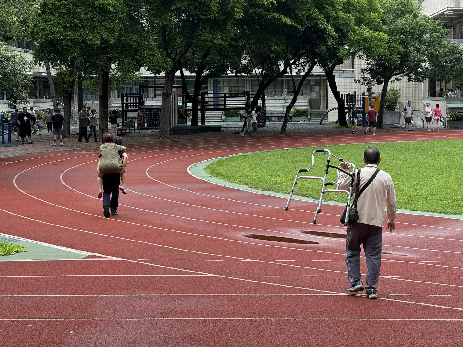 拄拐杖也要投票 老夫妻現場求助 熱血警揹阿嬤衝刺成功達陣 拄拐杖也要投票 老夫妻現場求助 熱血警揹阿嬤衝刺成功達陣