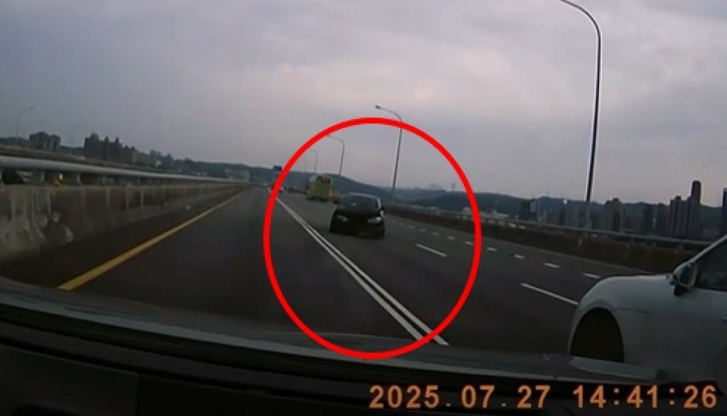 國道五楊高架兩車事故 女駕駛撞護欄身體不適幸無大礙 國道五楊高架兩車事故 女駕駛撞護欄身體不適幸無大礙