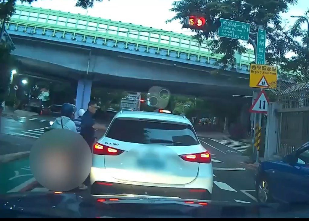 影/當街換駕掩酒駕！大安警眼尖攔查　一測酒精濃度竟高達0.47