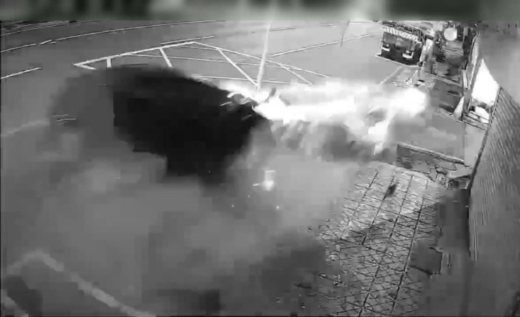 影/高雄男疑酒駕刷倒6部機車 黑車深夜衝上騎樓嚇壞路人 影/高雄男疑酒駕刷倒6部機車 黑車深夜衝上騎樓嚇壞路人