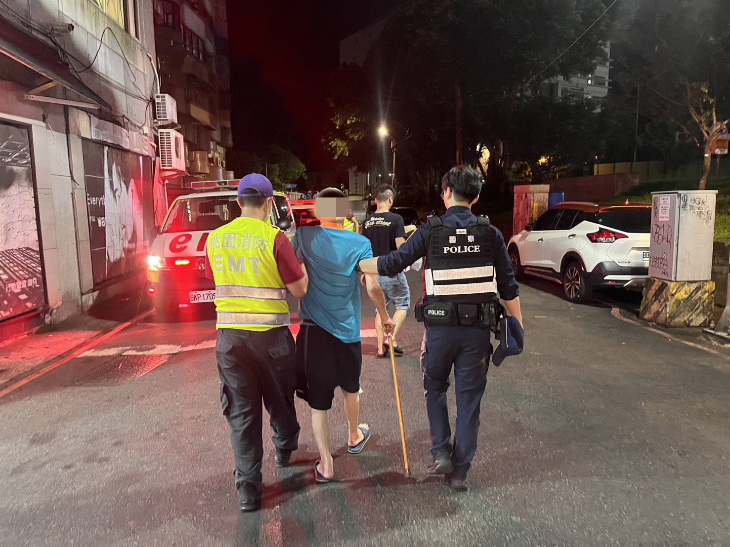 拄拐杖逛夜市跌倒無法起身 中壢警消即刻救援 拄拐杖逛夜市跌倒無法起身 中壢警消即刻救援