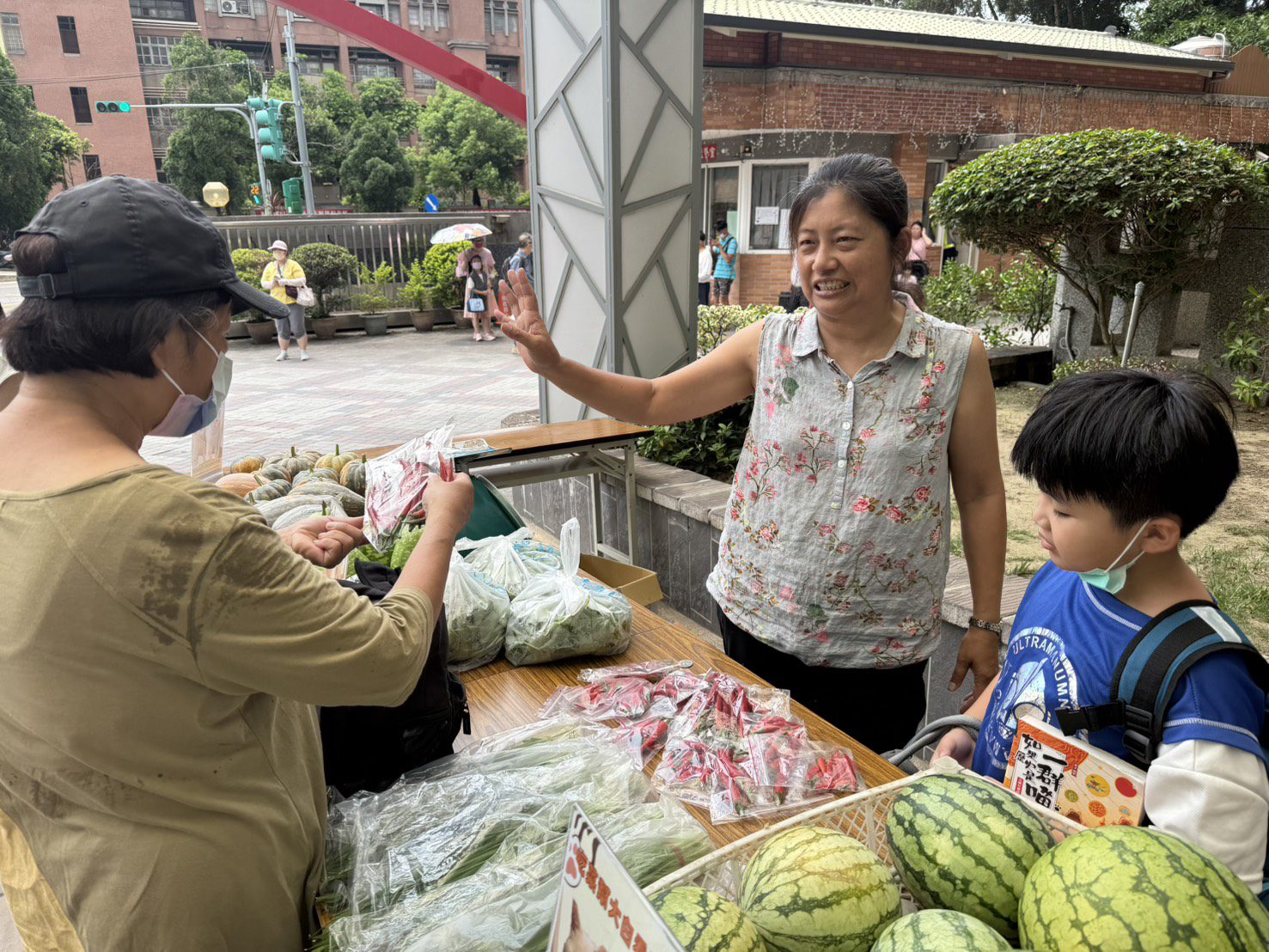 桃園建德國小師生校門口賣菜 為視障貓咪募款動手術 桃園建德國小師生校門口賣菜 為視障貓咪募款動手術