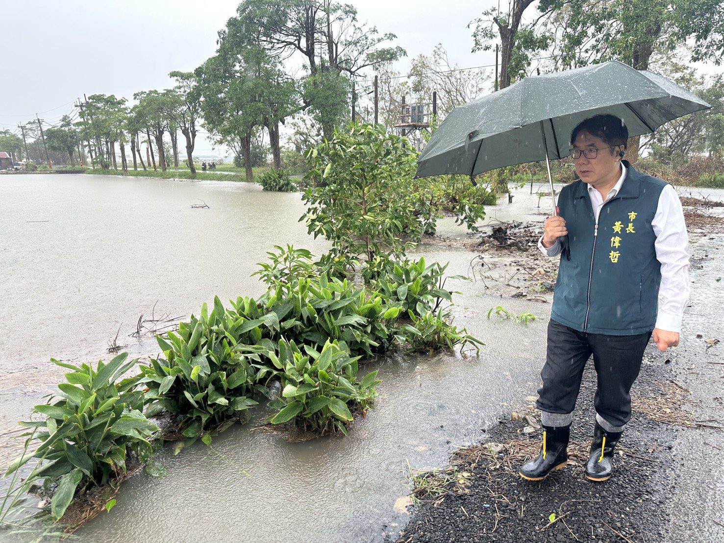 豪雨致後壁區多處積淹水 黃偉哲一早即前往現場視察災情 豪雨致後壁區多處積淹水 黃偉哲一早即前往現場視察災情