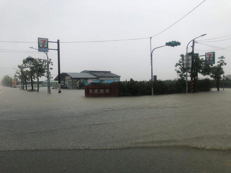 0728豪雨造成後壁積淹水嚴重 黃偉哲第一時間趕赴現場關心居民安置情形 0728豪雨造成後壁積淹水嚴重 黃偉哲第一時間趕赴現場關心居民安置情形