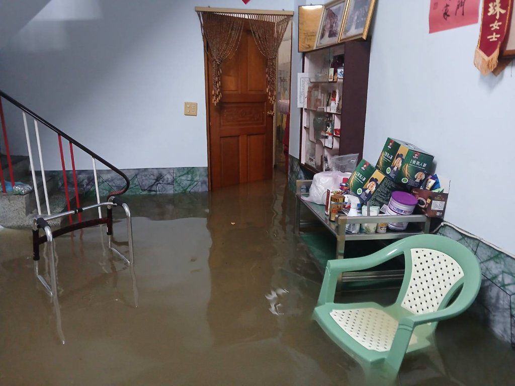 雨彈炸台南!後壁「太晚宣布」停班課…市長臉書被灌爆 網苦笑:後壁快成後壁湖了 雨彈炸台南!後壁「太晚宣布」停班課…市長臉書被灌爆 網苦笑:後壁快成後壁湖了