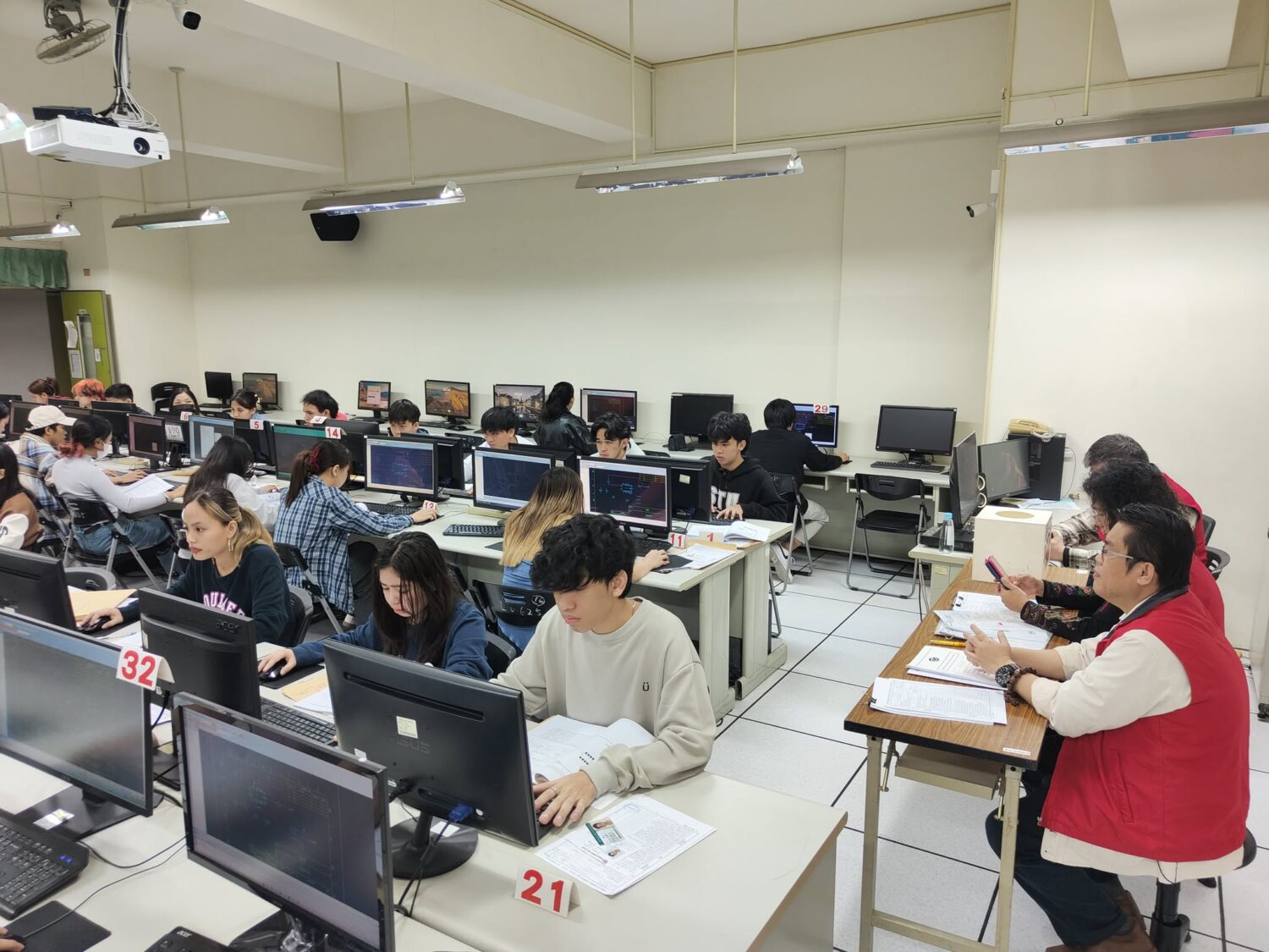 樹科大產學專班展現專業級電路板設計實力 新南向國家學生挑戰TEMI認證 樹科大產學專班展現專業級電路板設計實力 新南向國家學生挑戰TEMI認證