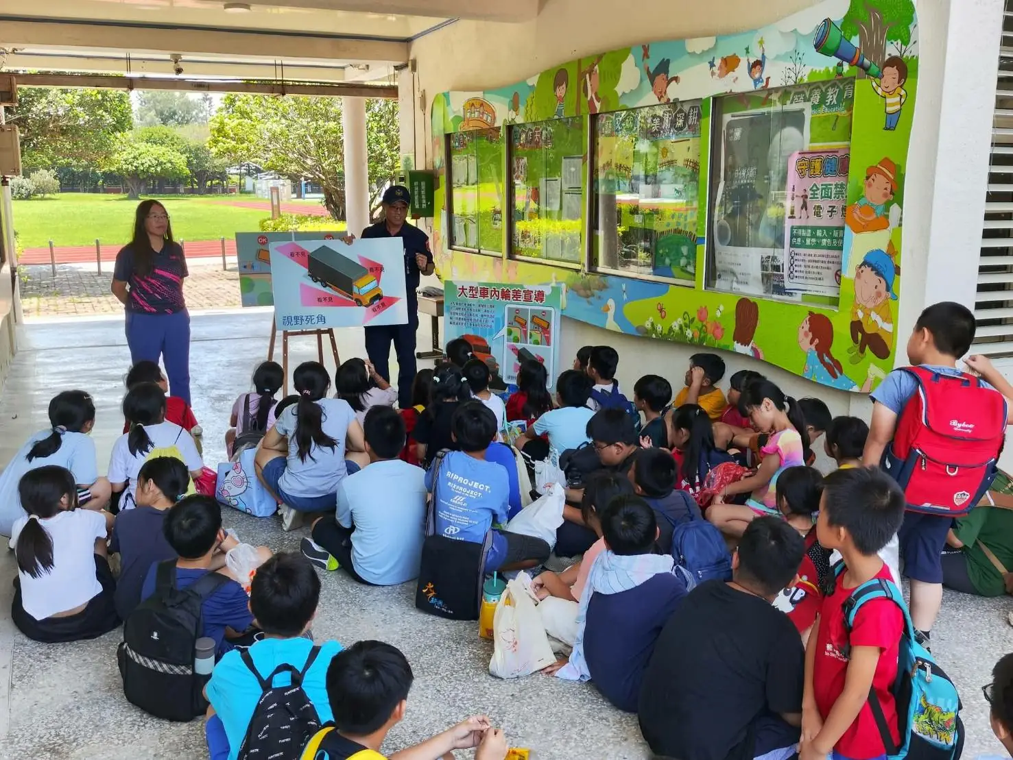 小學夏令營活動 臺西警宣導內輪差與視野死角為學童交通安全把關