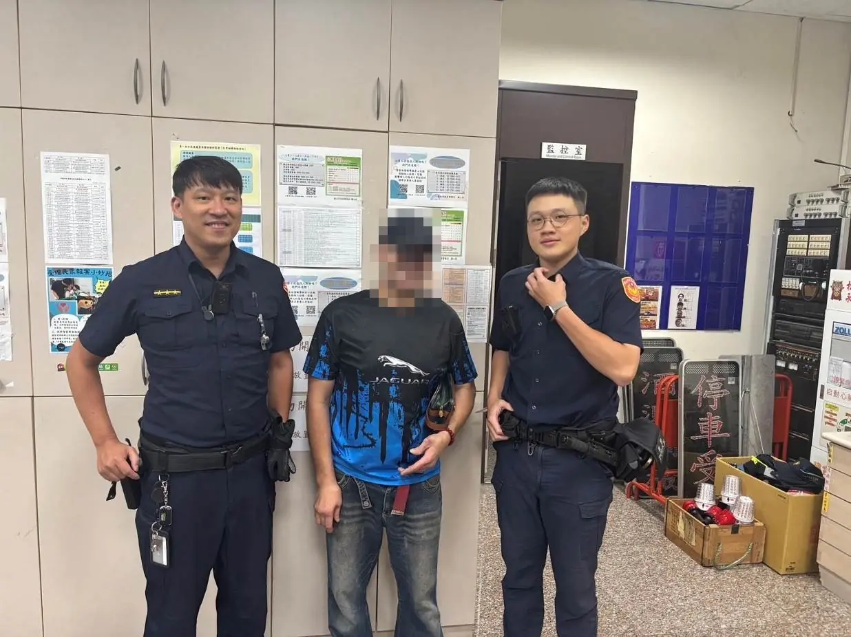 17萬現金丟垃圾車直送焚化爐 北投警翻垃圾堆找回 17萬現金丟垃圾車直送焚化爐 北投警翻垃圾堆找回