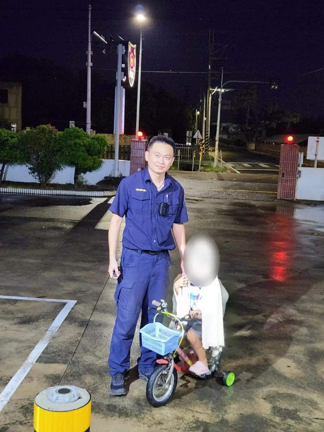 五歲女童鬧「家庭革命」負氣離家 虎警溫馨安撫助團圓 五歲女童鬧「家庭革命」負氣離家 虎警溫馨安撫助團圓
