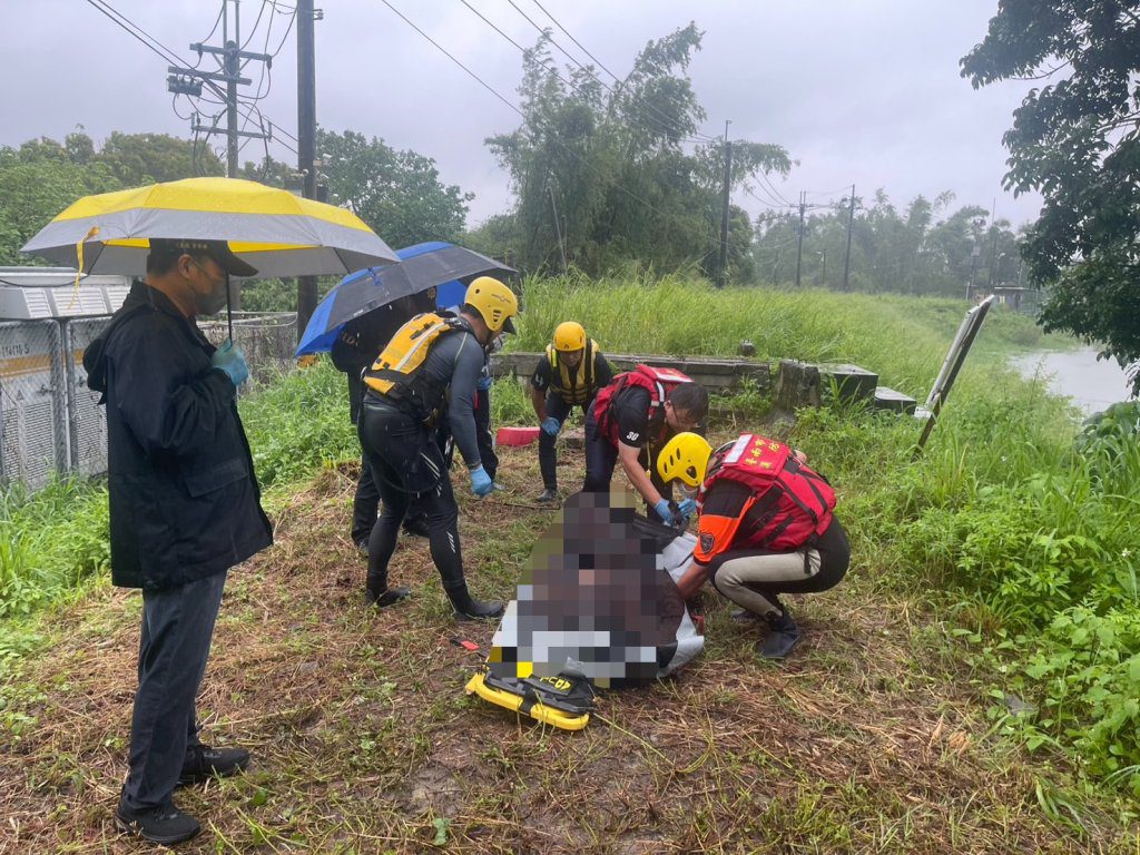快訊/台南新化驚見男浮屍!消防撈起「全身腫脹」 身份不詳待查 快訊/台南新化驚見男浮屍!消防撈起「全身腫脹」 身份不詳待查
