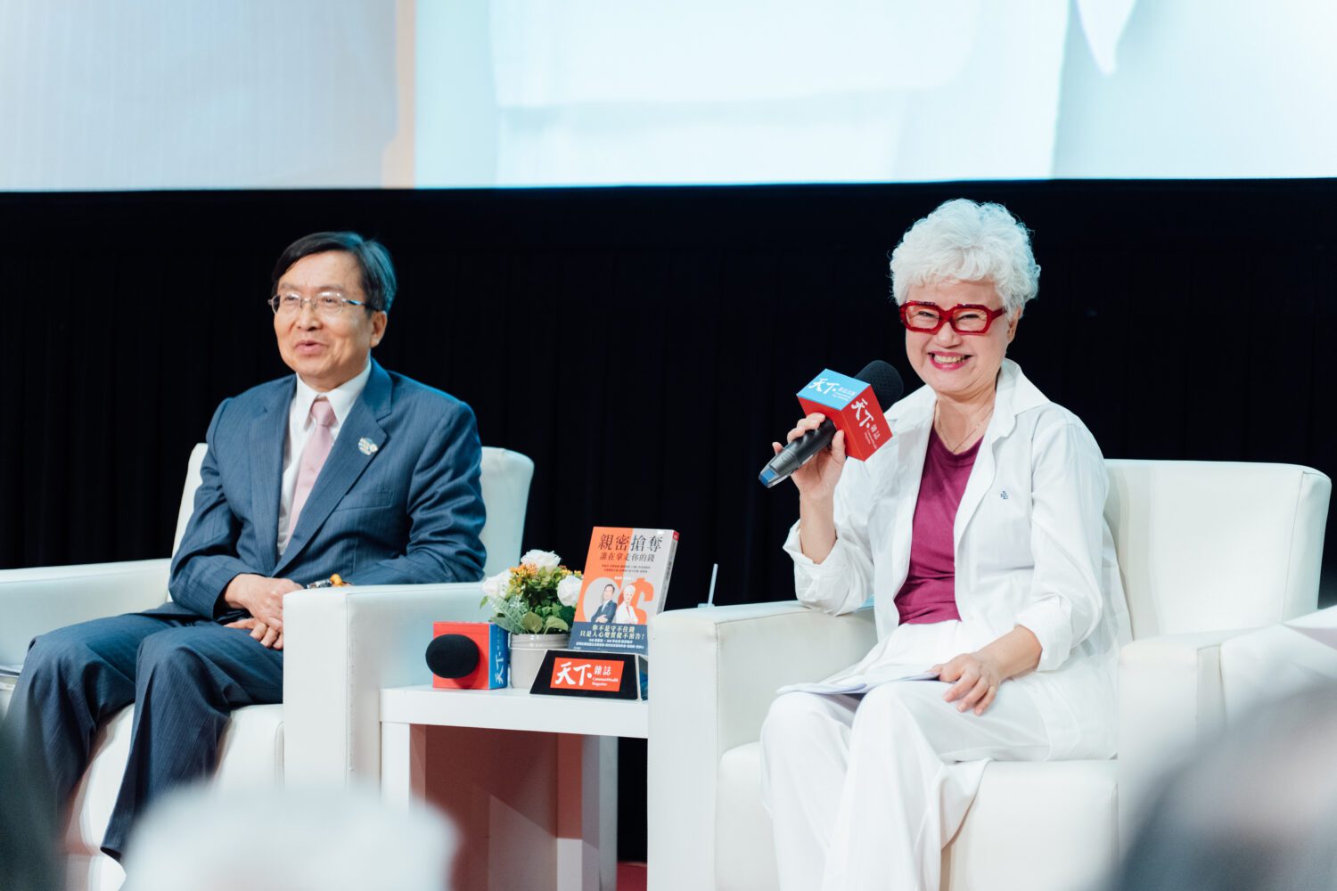 作家高愛倫贈予高市圖61間圖書館新書《親密搶奪，誰在拿走你的錢？》