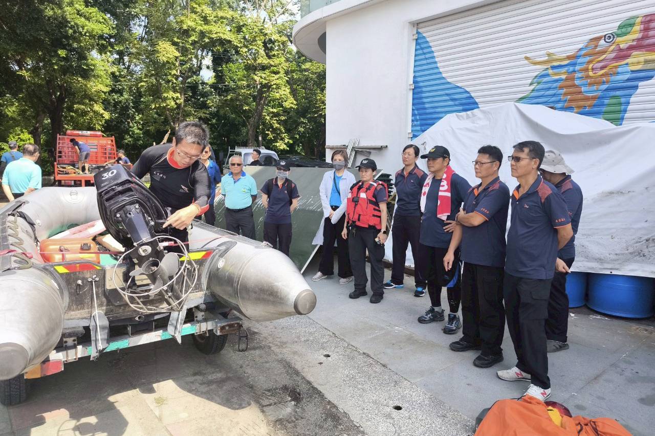 提升溺水應變能力 高雄左營義消強化水域救援水域救援訓練 提升溺水應變能力 高雄左營義消強化水域救援水域救援訓練