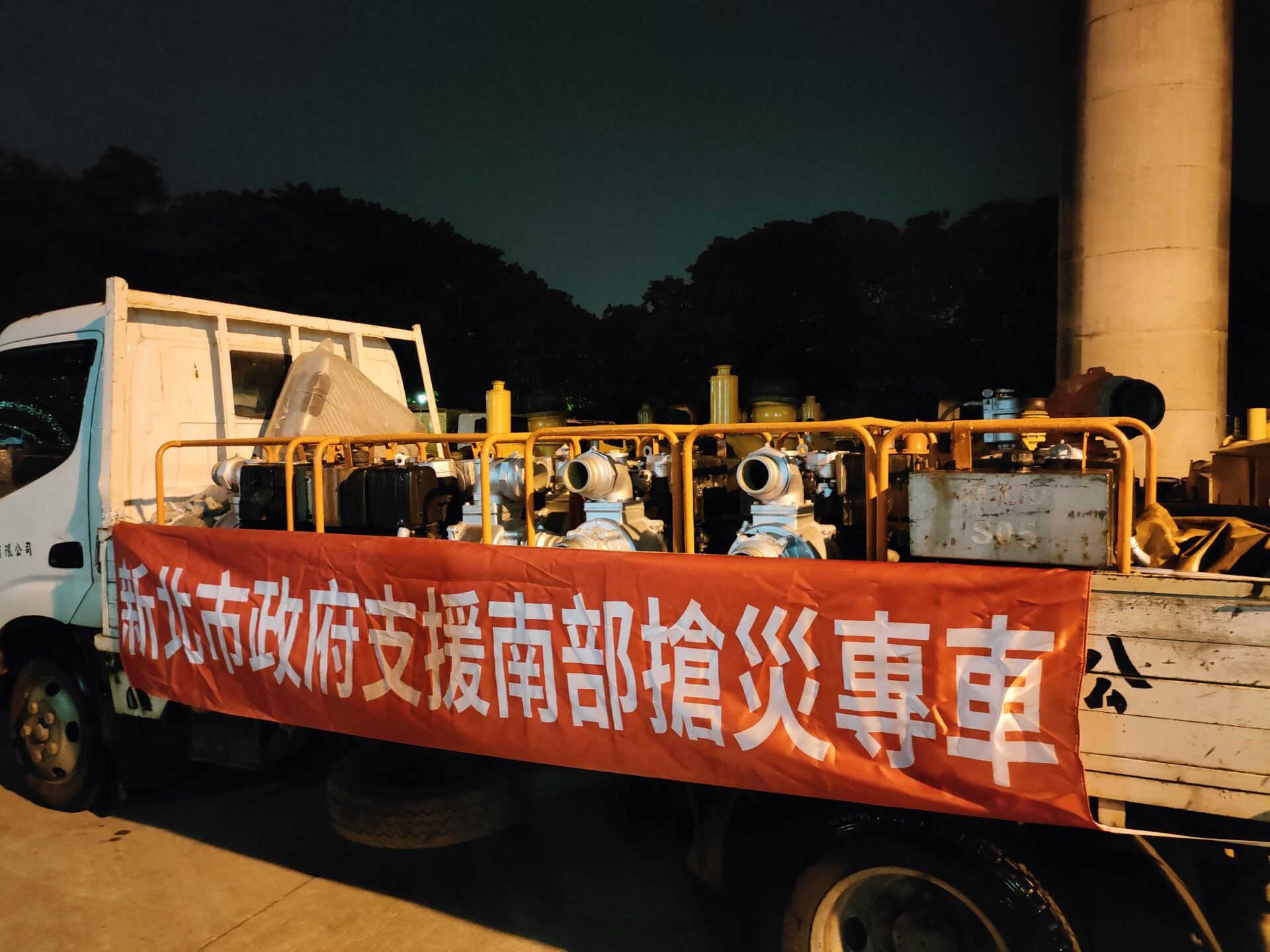 雨炸中南部多處淹水　侯友宜下令新北出動人力攜搶災機具馳援