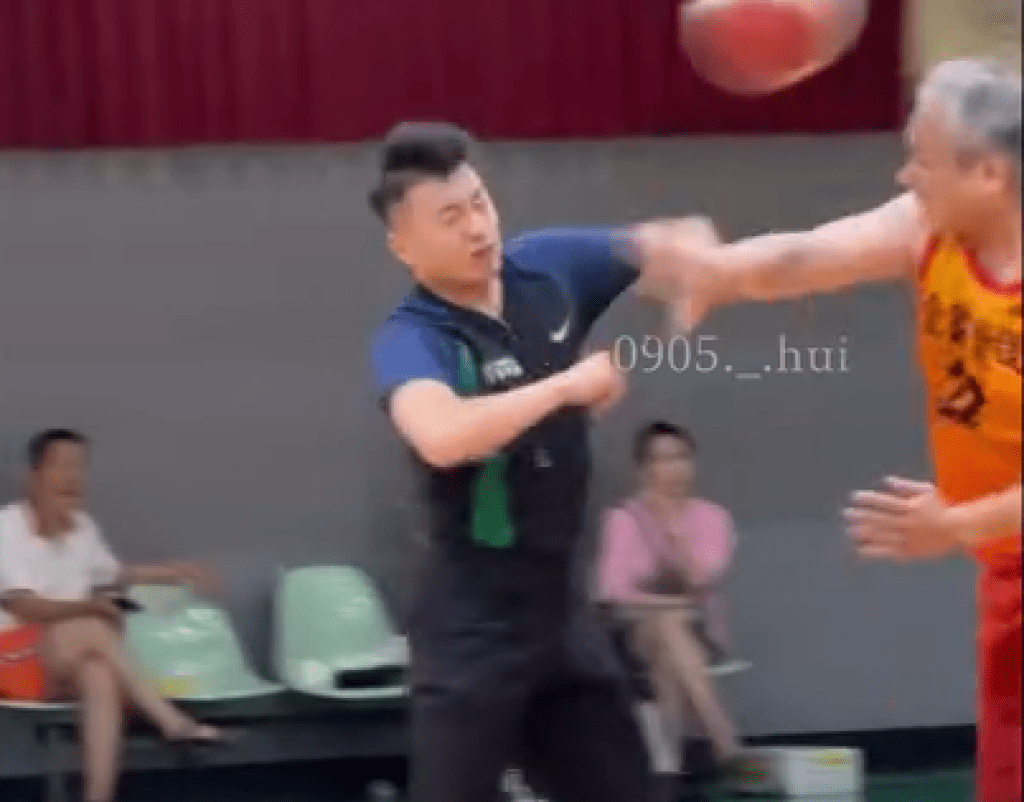 影／籃球賽事攻擊裁判！不滿吹罰吃T「拿球往臉砸」　衝突影片曝光　