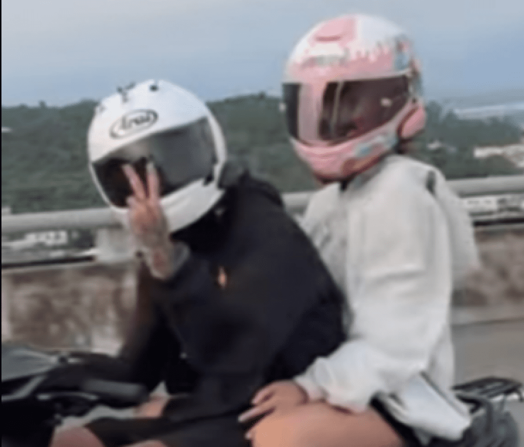 影／山道猴進化成「國道猴」！拔車牌載短褲妹狂飆　看到鏡頭爽比YA