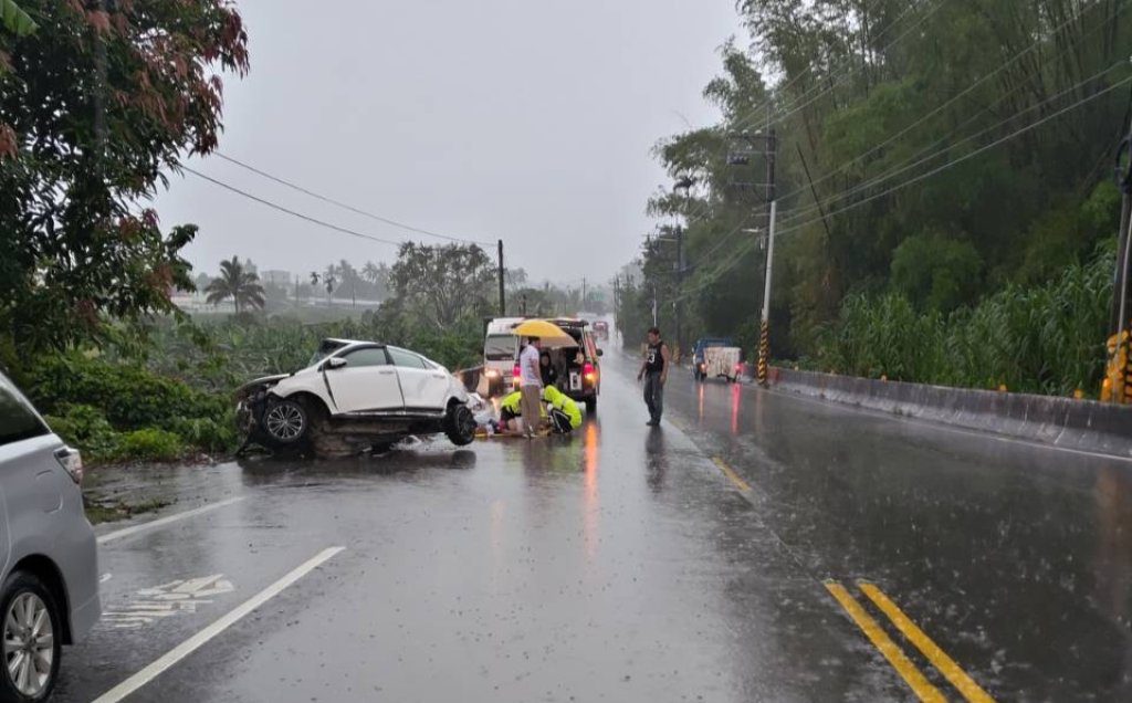 高雄驚險車禍！25歲男自撞護欄　手腳多處擦傷送醫