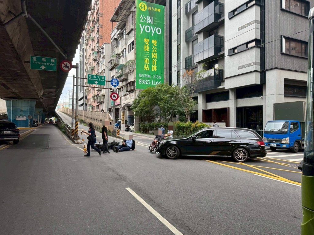 三重賓士右轉撞倒直行機車　肇事翁下車關切畫面讓人驚呆