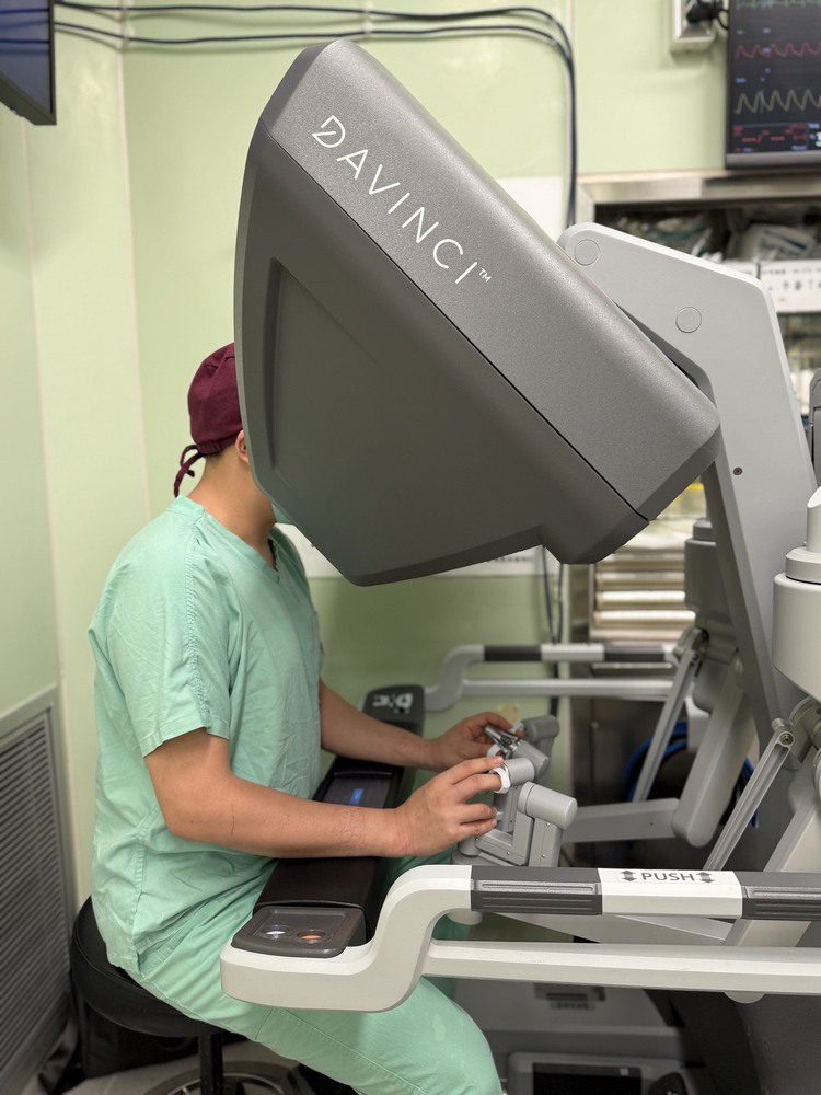 高難度胸腺癌治療新篇章 高雄長庚運用達文西，成功保命又保身