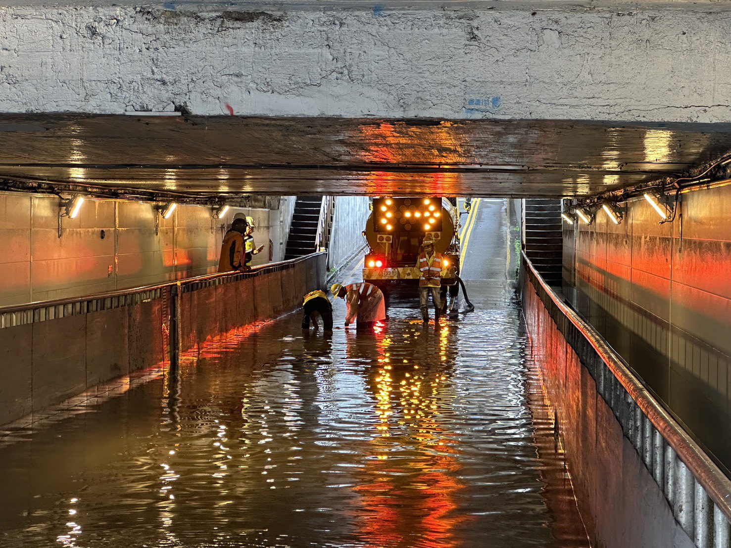 清晨雨彈來襲 桃園民族地下道淹水 清晨雨彈來襲 桃園民族地下道淹水