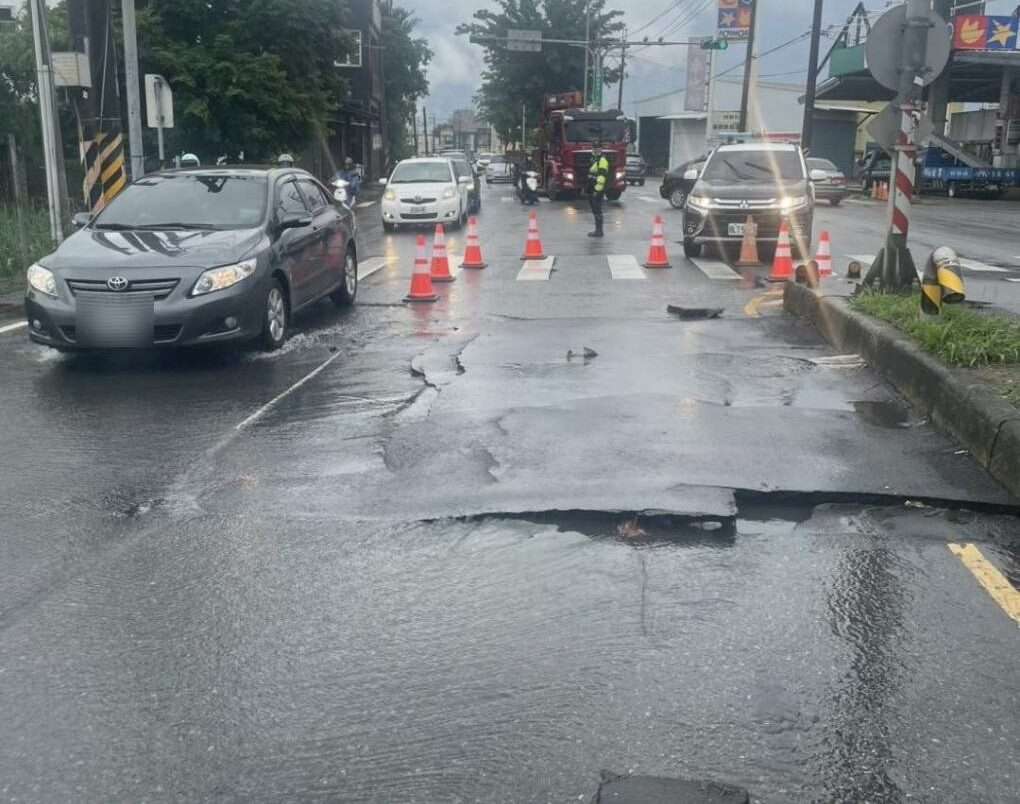 豪雨猛炸桃園!蘆竹2路段柏油隆起阻交通 養工處緊急派員搶修 豪雨猛炸桃園!蘆竹2路段柏油隆起阻交通 養工處緊急派員搶修