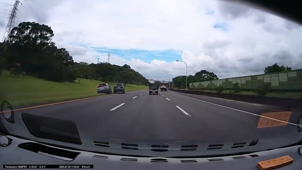 影／真實版瑪利歐賽車?國道變換車道擦撞　2車衝進草坡險撞樹　