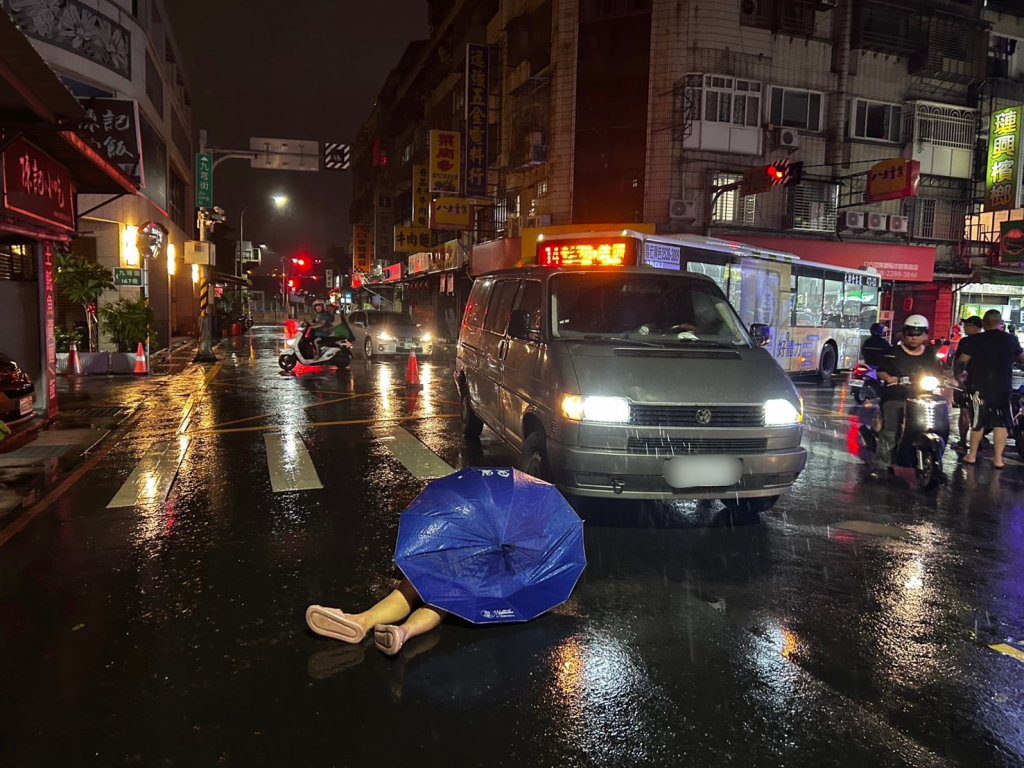 惡劣!蘆洲婦人過馬路走斑馬線遭撞倒地 肇事駕駛棄車逃逸 惡劣!蘆洲婦人過馬路走斑馬線遭撞倒地 肇事駕駛棄車逃逸