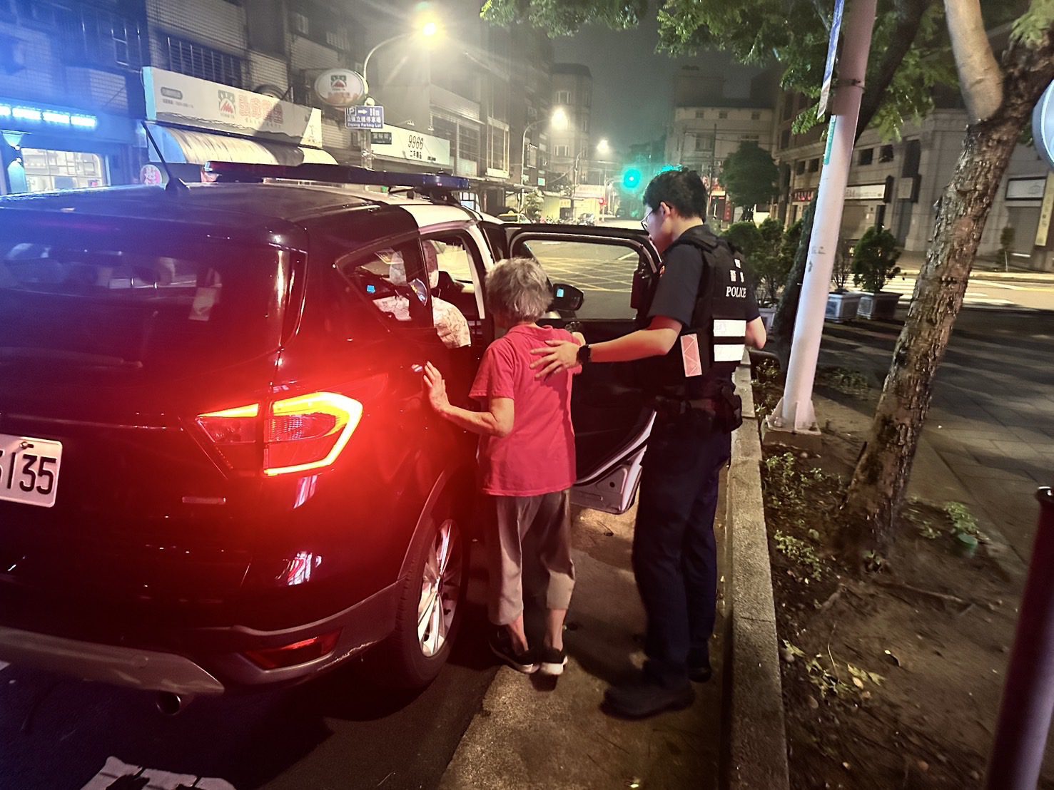 高齡婦散步迷路深夜徘徊街頭 中壢警憑「1關鍵字」找到家屬 高齡婦散步迷路深夜徘徊街頭 中壢警憑「1關鍵字」找到家屬