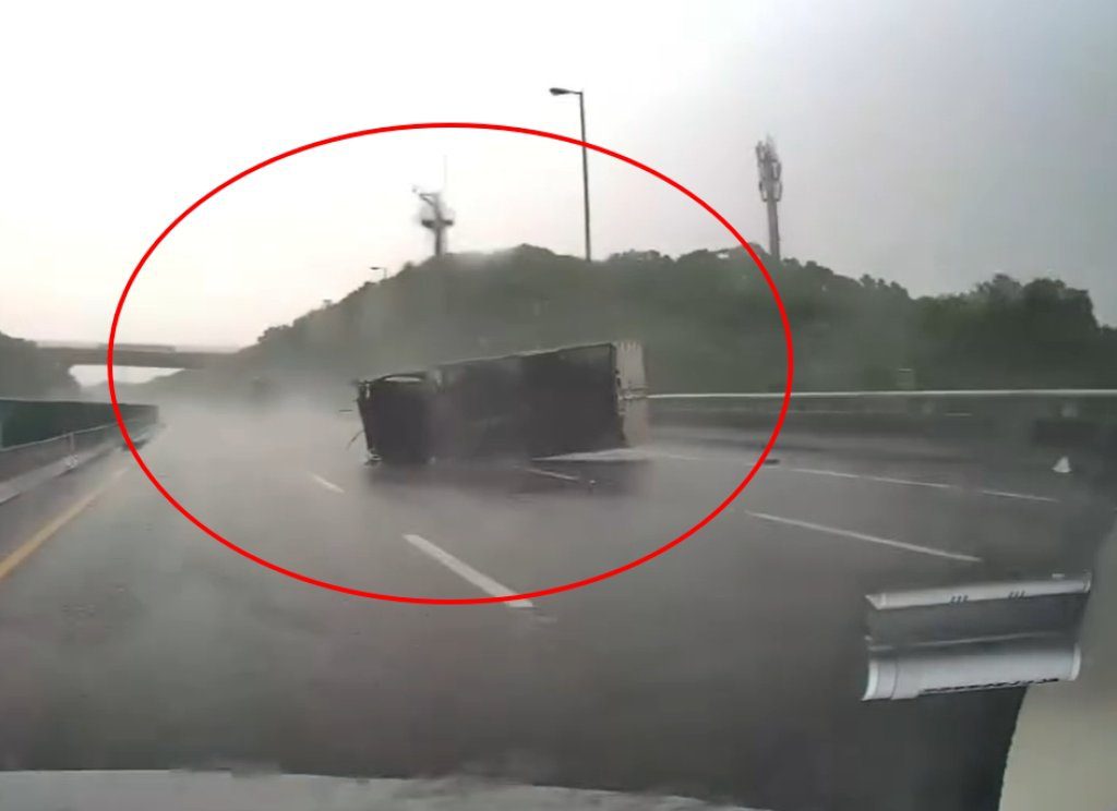 國道3號驚險翻車畫面曝！小貨車雨天高速失控　橫倒清水段車道