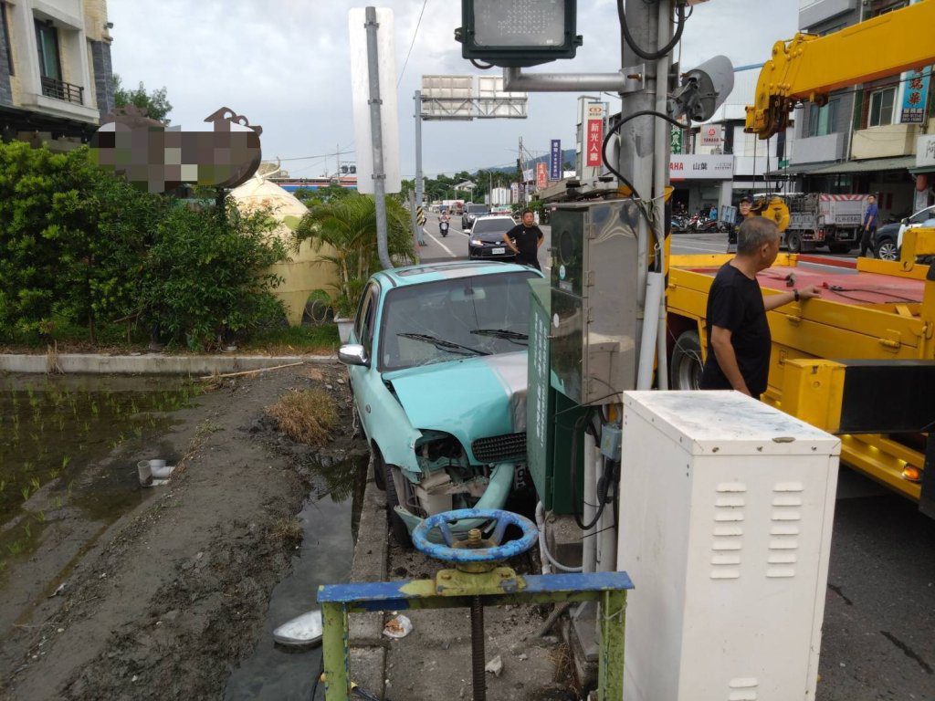 台東關山84歲嬤自撞號誌箱 頭部受傷送醫、號誌燈全熄 台東關山84歲嬤自撞號誌箱 頭部受傷送醫、號誌燈全熄