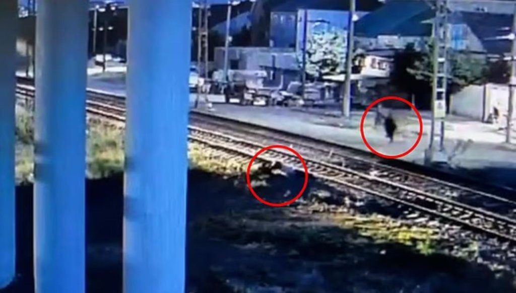 影/差2秒險被輾爆頭!男突昏迷倒鐵軌上 路人發現緊急拖走 影/差2秒險被輾爆頭!男突昏迷倒鐵軌上 路人發現緊急拖走