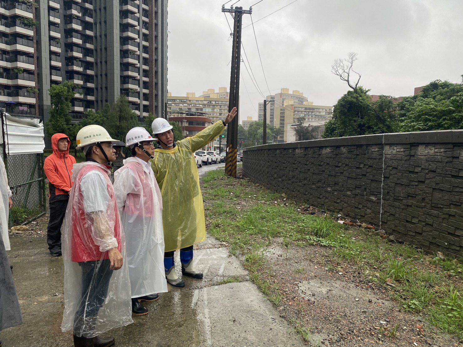 高雄豪雨特報!林欽榮視察鼓山防洪設施啟動防災機制 高雄豪雨特報!林欽榮視察鼓山防洪設施啟動防災機制