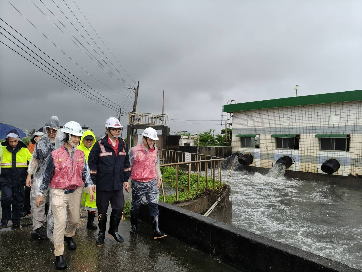 陳其邁市長視察茄萣、永安、彌陀與梓官沿海防汛整備 要求側溝排水通暢全面戒備 陳其邁市長視察茄萣、永安、彌陀與梓官沿海防汛整備 要求側溝排水通暢全面戒備