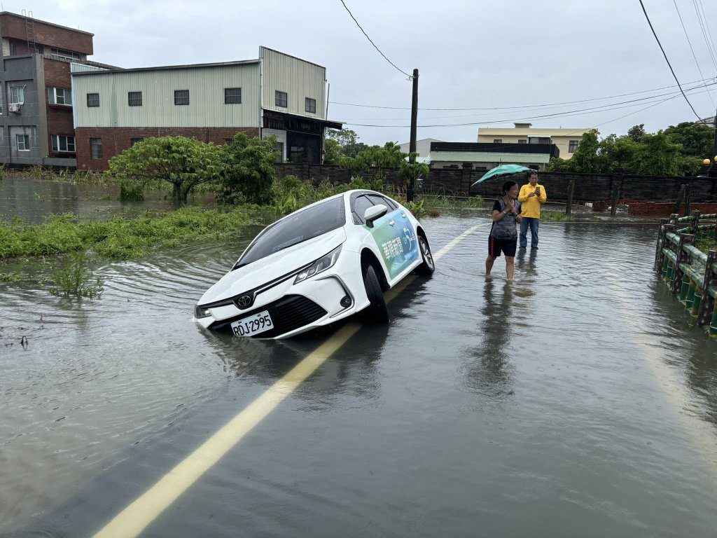 嘉義暴雨灌進六腳　採訪變「泡水」！記者車陷積水慘變受災戶