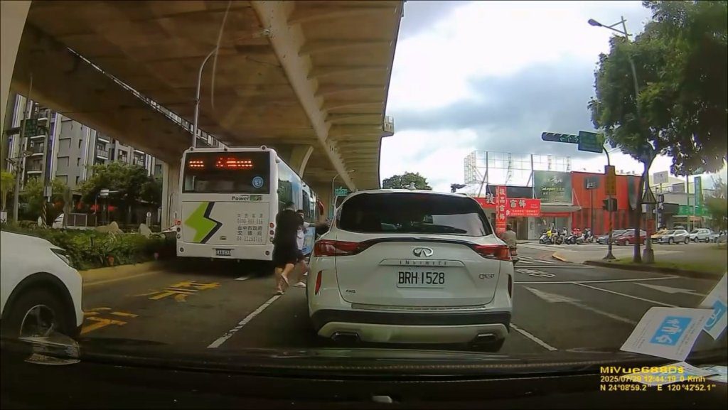 影/綠燈不走被叭!賓士包手男下車嗆「叭三小」約戰 慘被大魔王反殺秒慫 影/綠燈不走被叭!賓士包手男下車嗆「叭三小」約戰 慘被大魔王反殺秒慫