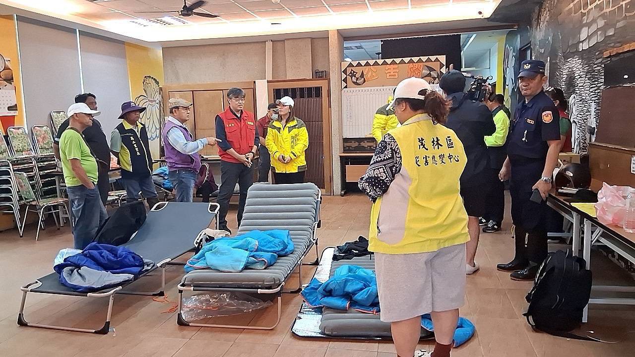 高市府副市長李懷仁前往茂林視察撤離情形 高市府副市長李懷仁前往茂林視察撤離情形