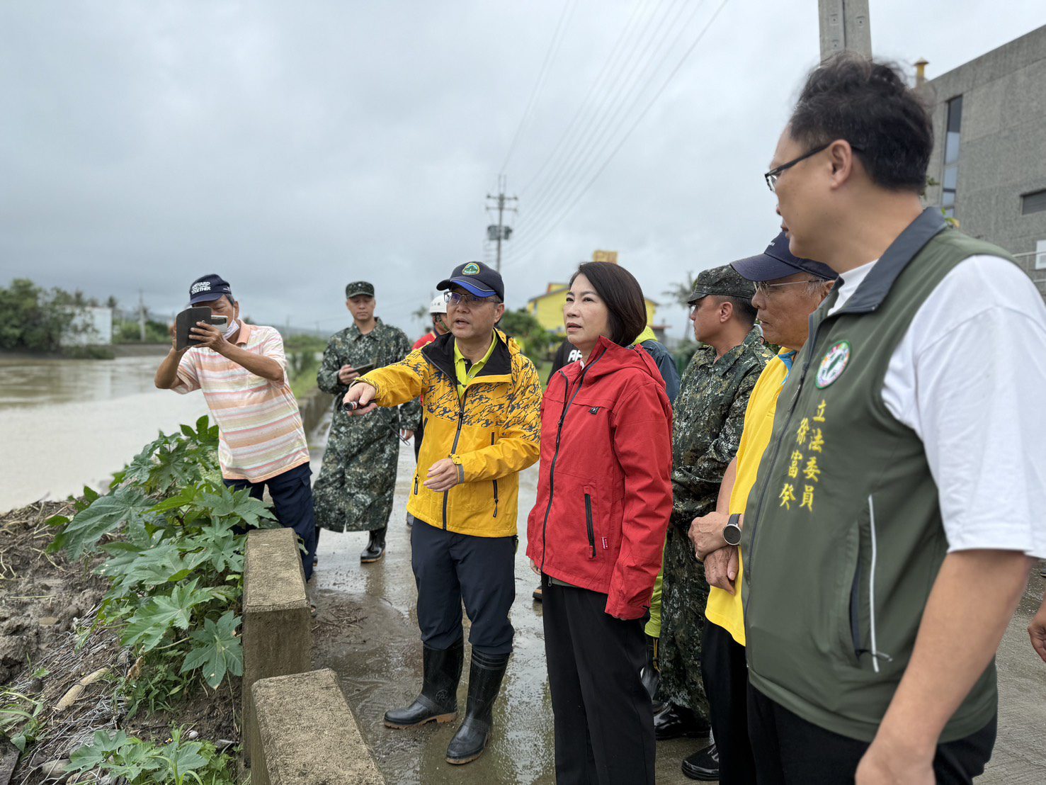 屏東縣長周春米視察滯洪與排水整備 提醒鄉親做好防災措施 屏東縣長周春米視察滯洪與排水整備 提醒鄉親做好防災措施