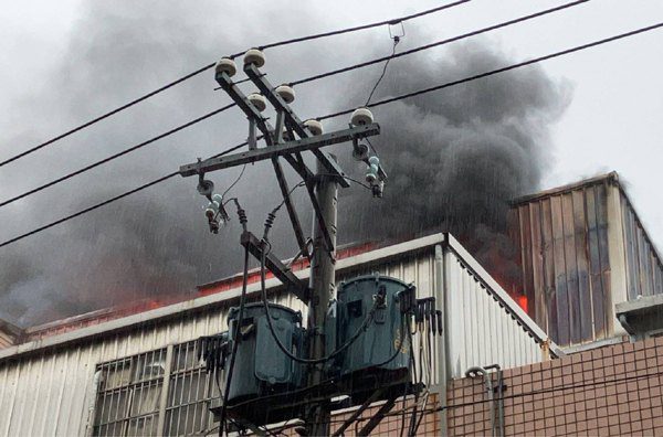 平鎮塑膠工廠火警 黑煙火苗竄出很嚇人 平鎮塑膠工廠火警 黑煙火苗竄出很嚇人