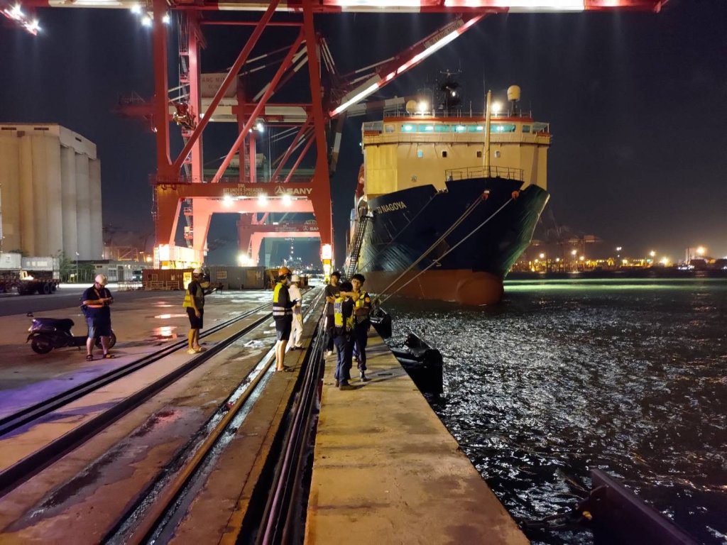 快訊／高雄港驚傳「休旅車落海」！下落不明搜救中