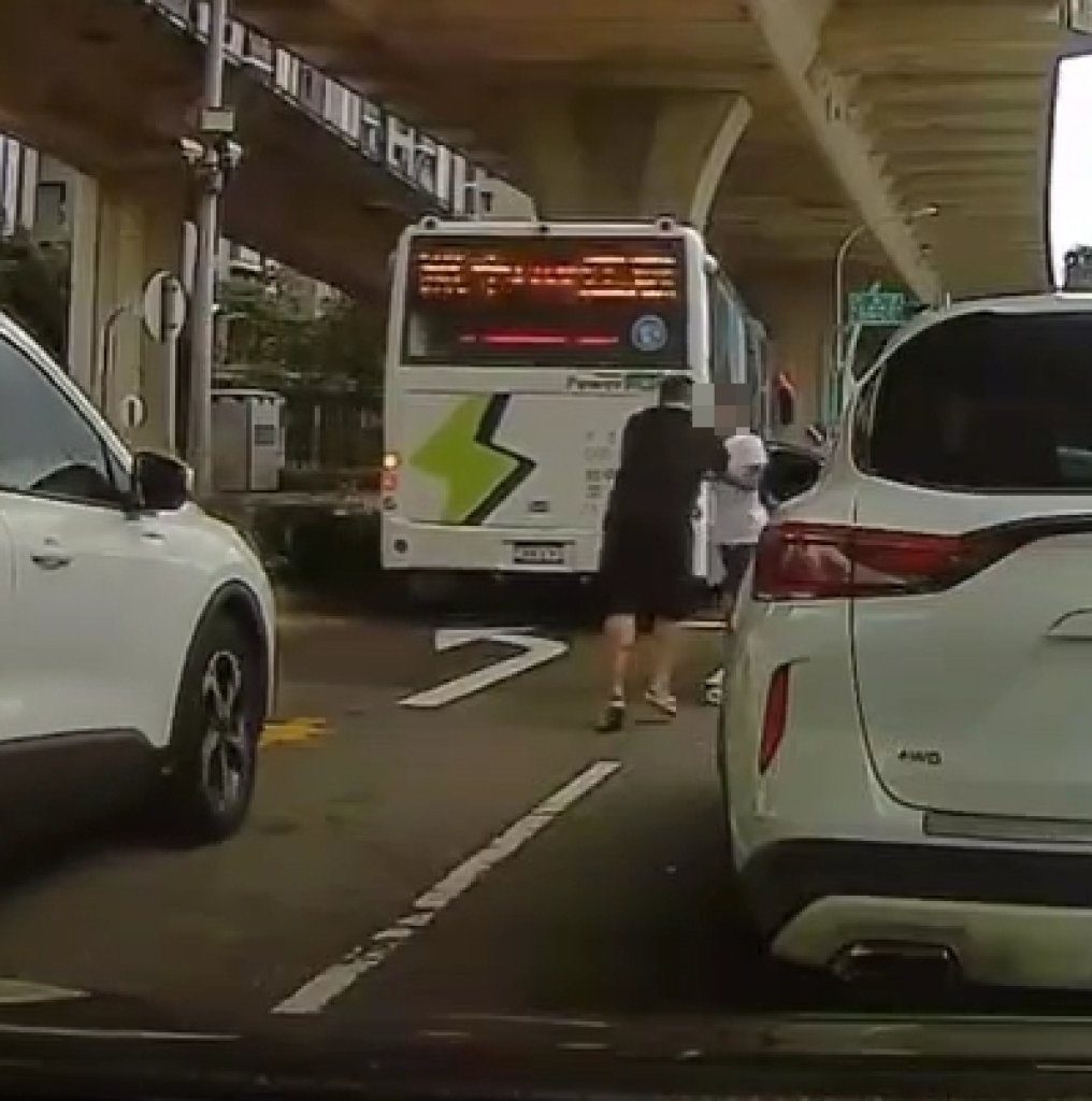 火氣上來!台中太平2車駕駛 疑似不識標線路中釀推擠口角 火氣上來!台中太平2車駕駛 疑似不識標線路中釀推擠口角