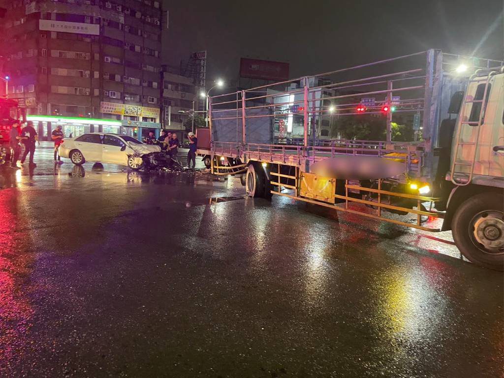 高雄民族路凌晨碰撞!違規左轉釀車禍 三人送醫所幸無大礙 高雄民族路凌晨碰撞!違規左轉釀車禍 三人送醫所幸無大礙