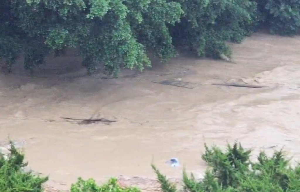 中台灣豪雨狂炸！17地淹水警戒 中興新村水溝變大河