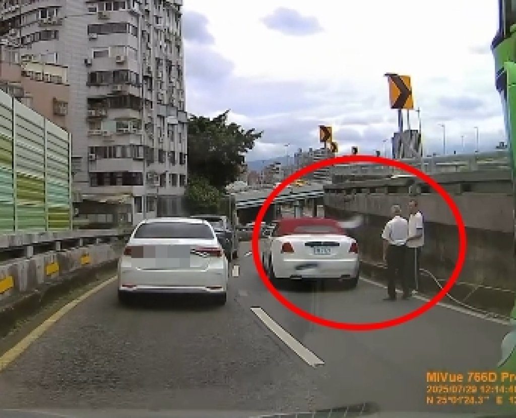 環快驚見疑似統聯撞勞斯萊斯!漢堡差點噴飛 網友一片哇靠聲 環快驚見疑似統聯撞勞斯萊斯!漢堡差點噴飛 網友一片哇靠聲