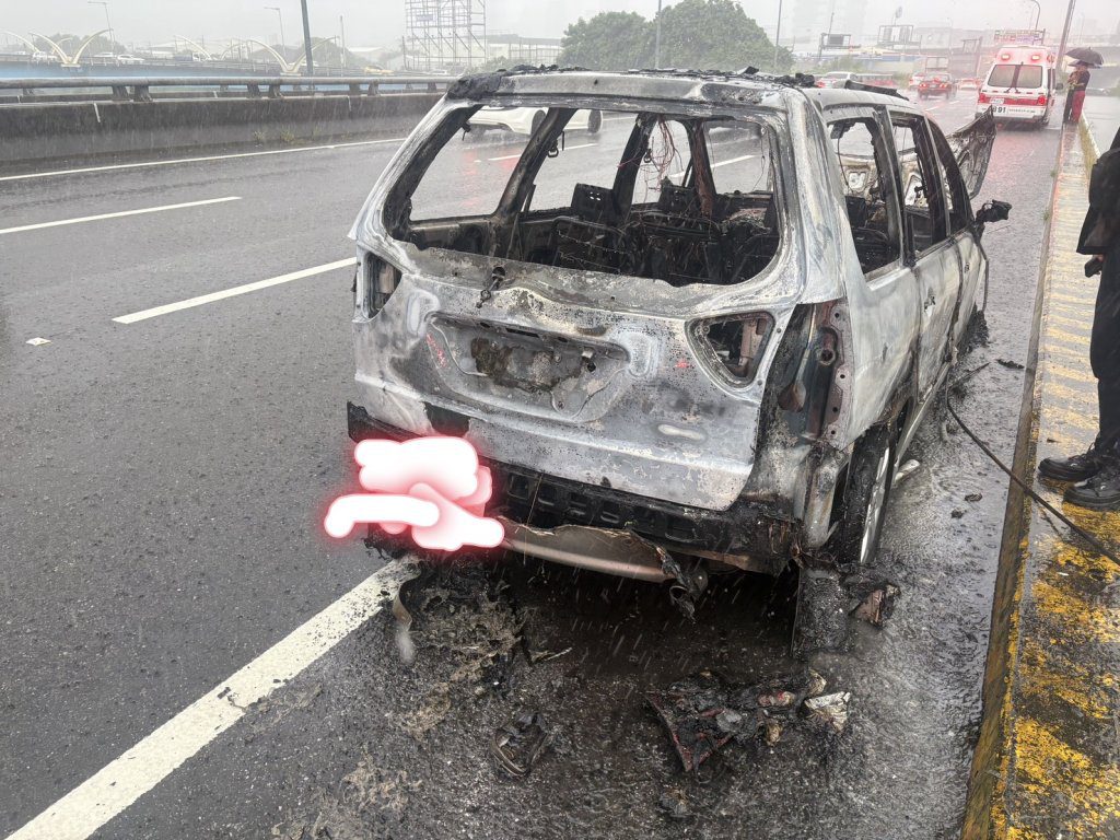 國道1號南屯段自小客車突發火燒車　幸無人傷亡、消防緊急撲滅
