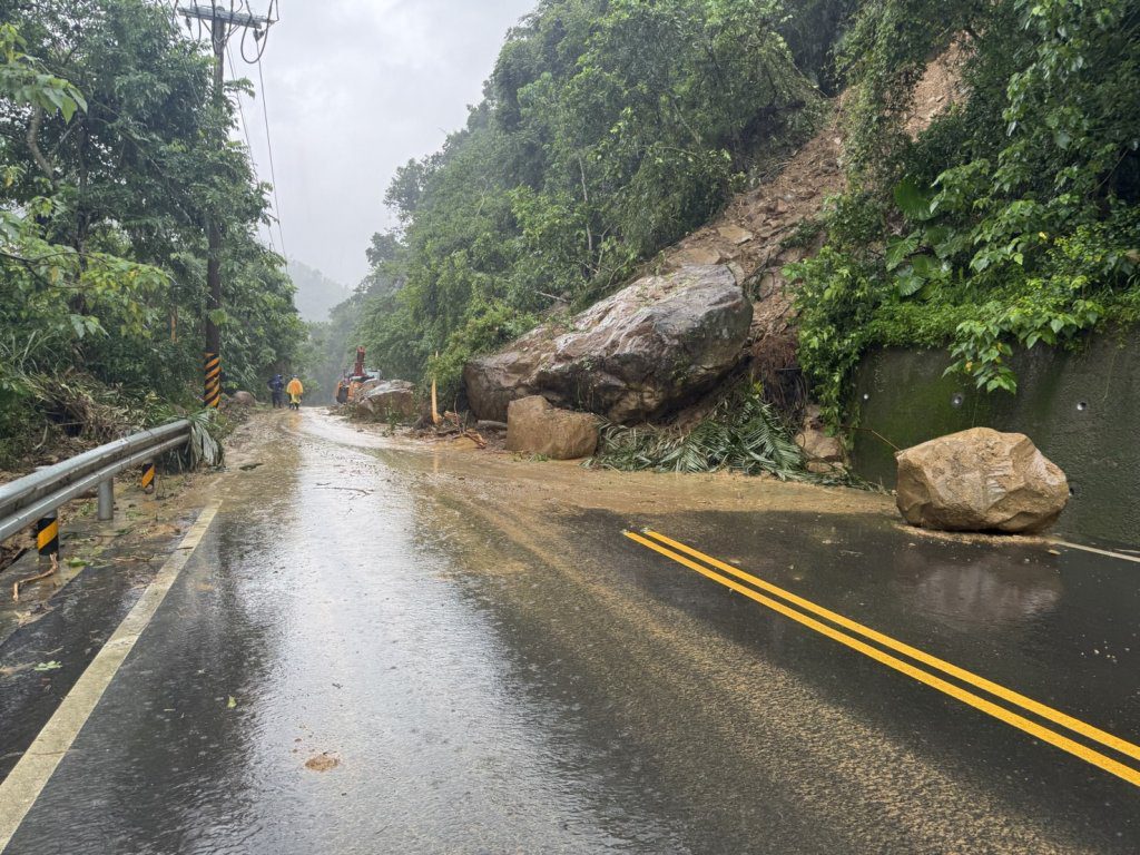 台3線中埔路段坍方巨石滑落擋路中　警方交通疏導管制